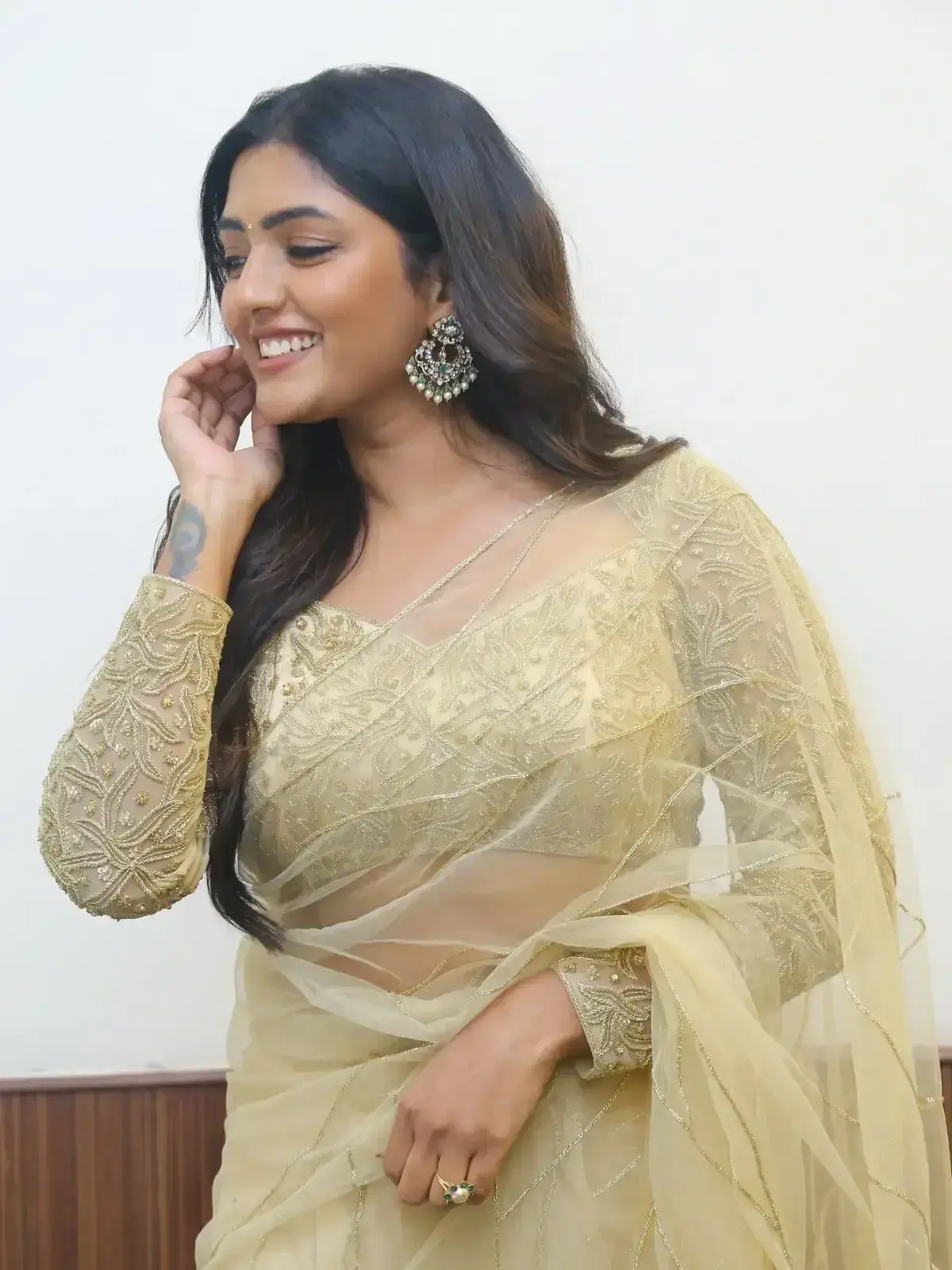 INDIAN ACTRESS EESHA REBBA IMAGES IN TRADITIONAL GREEN SAREE 21